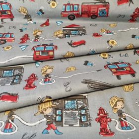   Vidám tűzöltók szürke alapon pamut perkál 150 cm széles (13411-1)