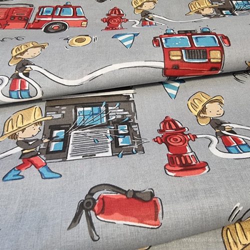 Vidám tűzöltók szürke alapon pamut perkál 150 cm széles (13411-1)