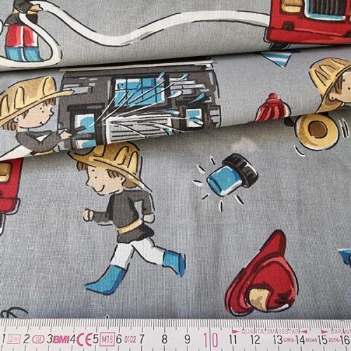 Vidám tűzöltók szürke alapon pamut perkál 150 cm széles (13411-1)
