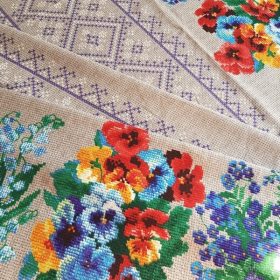   Hímzett virágok minta, pamutvászon (half panama) 150 cm széles