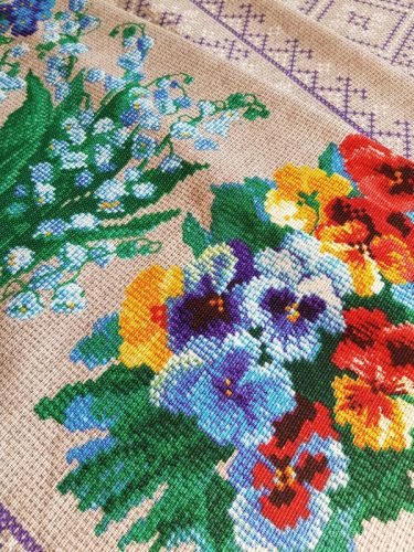 Hímzett virágok minta, pamutvászon (half panama) 150 cm széles