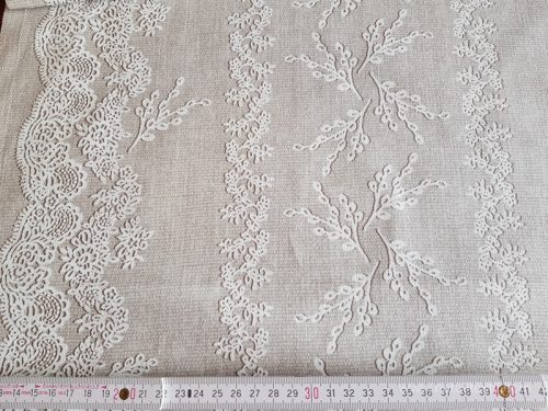 Világos bézs, csipke mintás vastag pamutvászon 50 cm széles