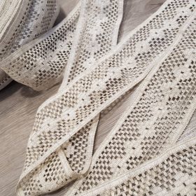 Világos bézs 54 mm széles len csipke szalag