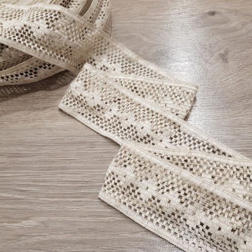 Világos bézs 54 mm széles len csipke szalag