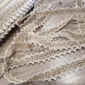 Natúr bézs-fehér 20 mm széles csipke szalag