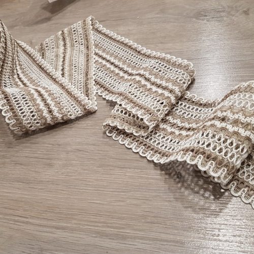 Natúr bézs-fehér 107 mm széles csipke 