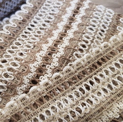Natúr bézs-fehér 107 mm széles csipke 