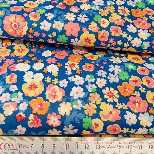 Kék alapon apró színes virágok pamut perkál 150 cm széles